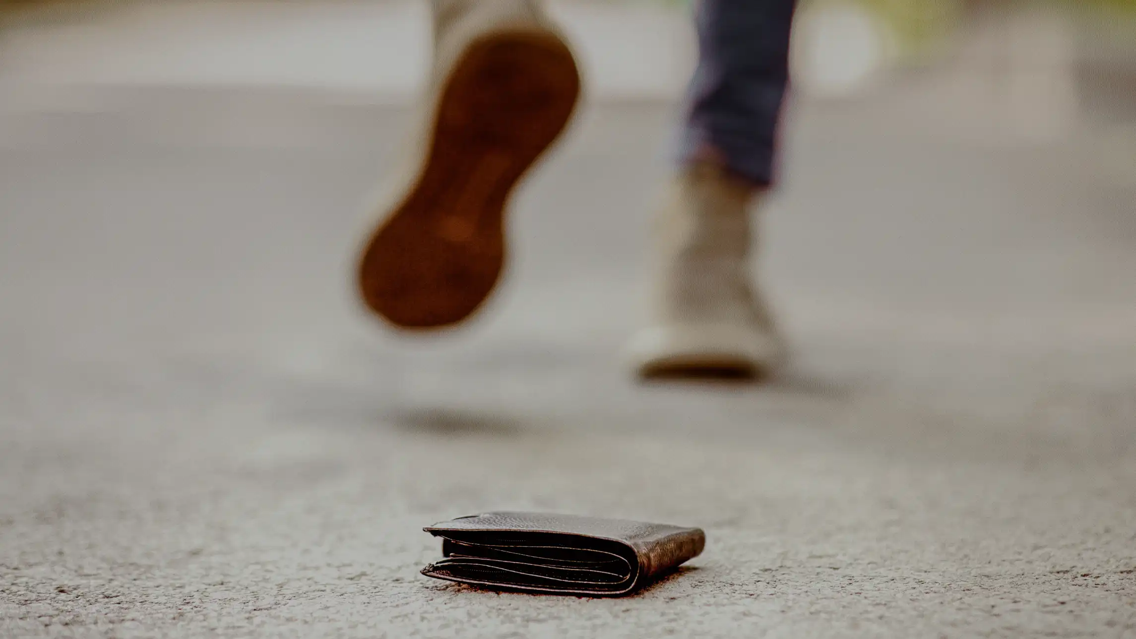 Person running from a fallen wallet that was stolen